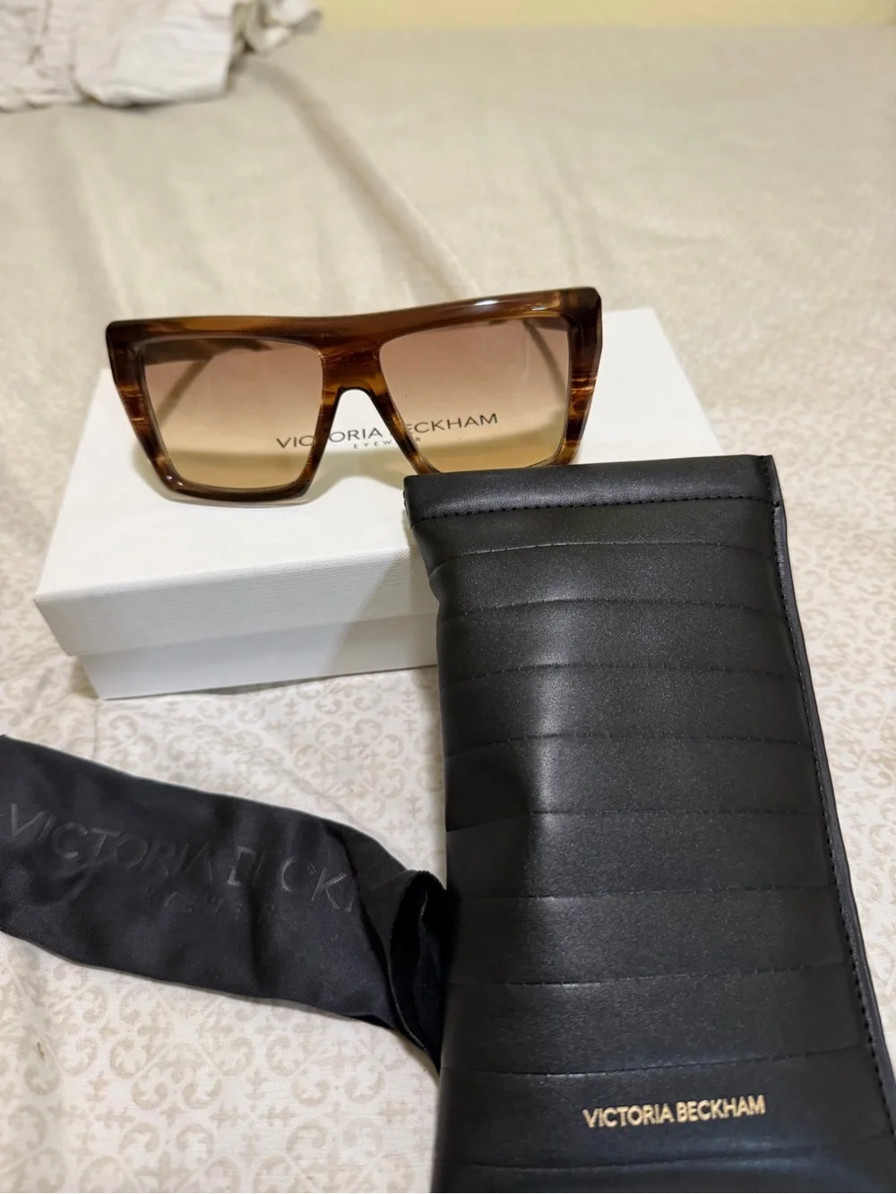 Victoria Beckham Tortoiseshell Brown Gradient Shield Sunglasses complete